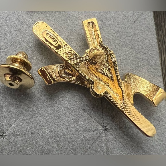 Vintage like new AVON #1 manicurist gold tone pin with rhinestones & box! Rare! - Picture 6 of 6